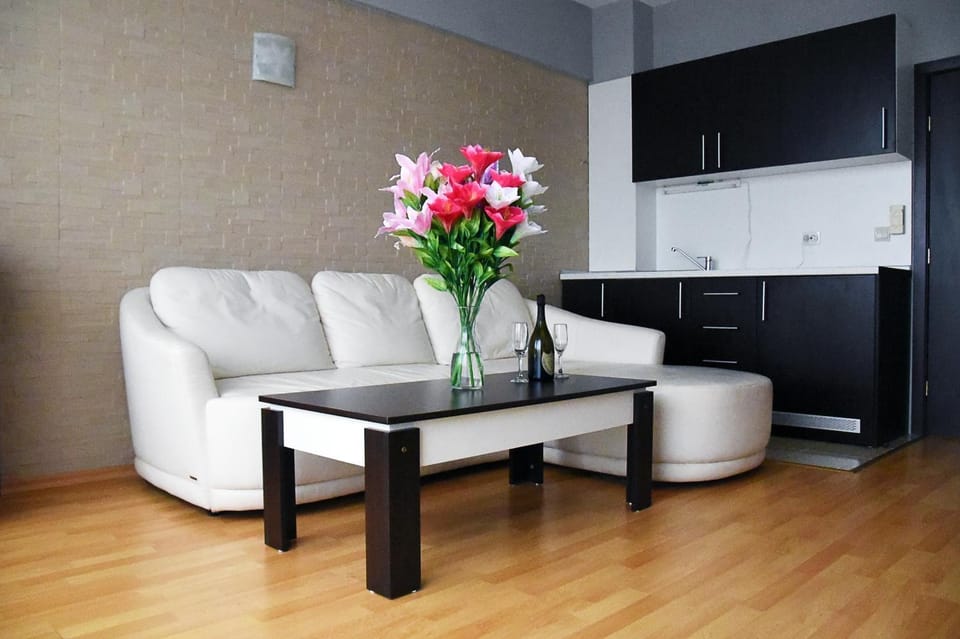 Kitchen or kitchenette, Living room, Seating area