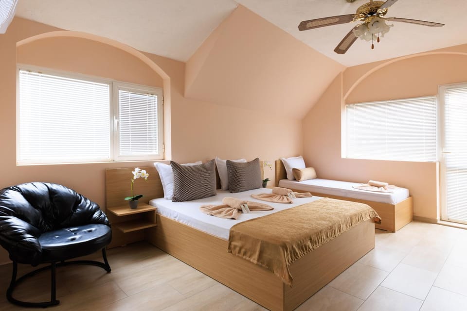 Bed, Photo of the whole room, Seating area, Bedroom