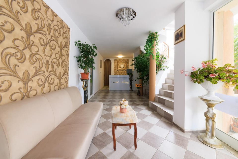 Lobby or reception, Seating area