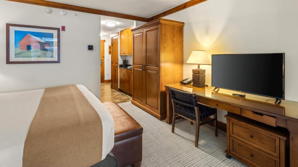 332 Lodge At Spruce Peak Ski In Ski In Ski Out King Studio By Stowe Mountain Rentals Resort in Stowe