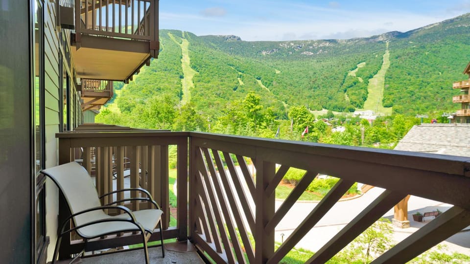 332 Lodge At Spruce Peak Ski In Ski In Ski Out King Studio By Stowe Mountain Rentals Resort in Stowe
