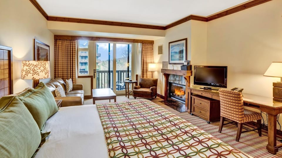 347 Lodge At Spruce Peak Ski In Ski In Ski Out King Studio By Stowe Mountain Rentals Resort in Stowe