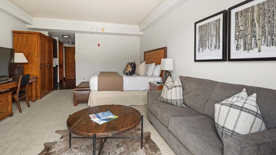 319 Lodge At Spruce Peak Ski In Ski In Ski Out King Studio By Stowe Mountain Rentals Resort in Stowe