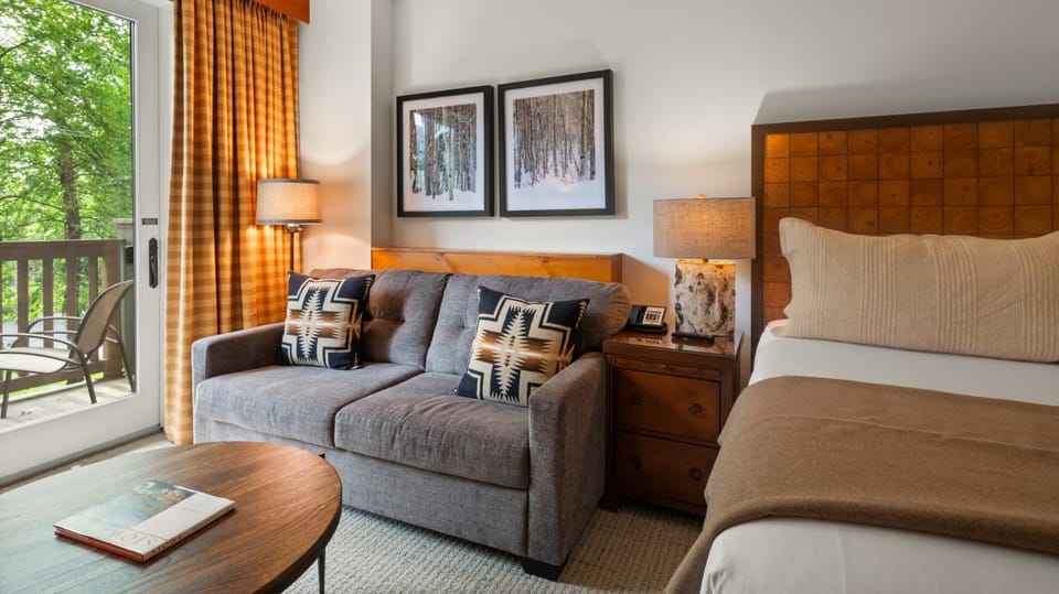 1204 Lodge At Spruce Peak Ski In Ski In Ski Out King Studio By Stowe Mountain Rentals Resort in Stowe