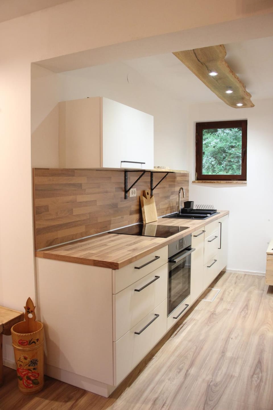 Communal lounge/ TV room, Kitchen or kitchenette, Decorative detail, Communal kitchen, Garden view, Mountain view
