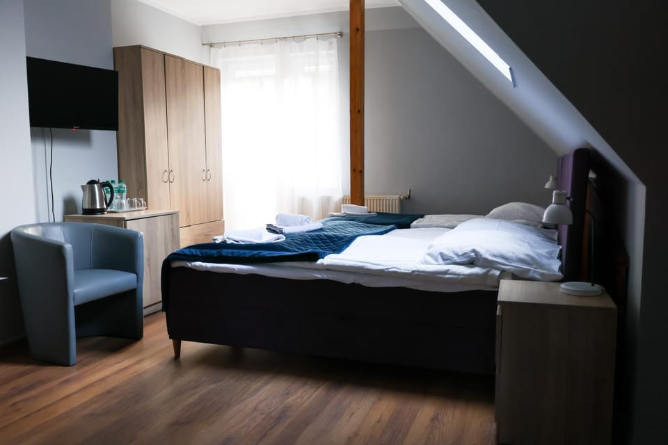 Bed, TV and multimedia, Photo of the whole room, wardrobe