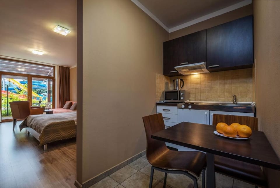 Kitchen or kitchenette, Photo of the whole room, Dining area, minibar
