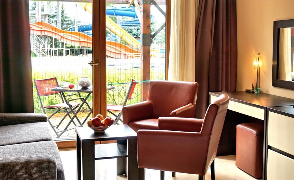 Seating area, Pool view