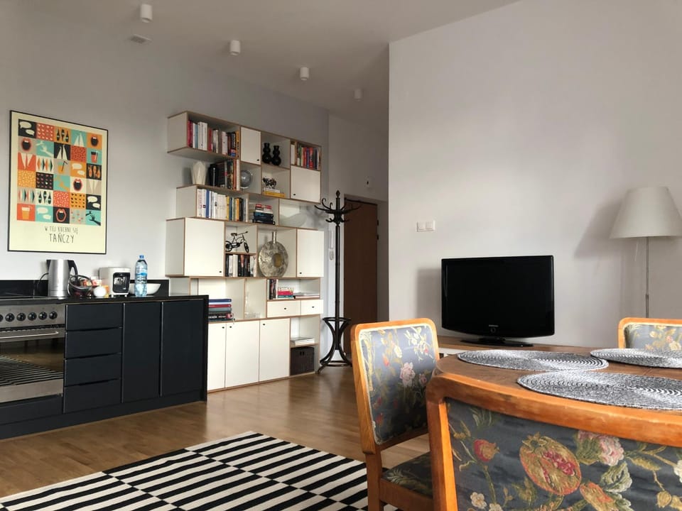 Library, Coffee/tea facilities, Kitchen or kitchenette, Living room