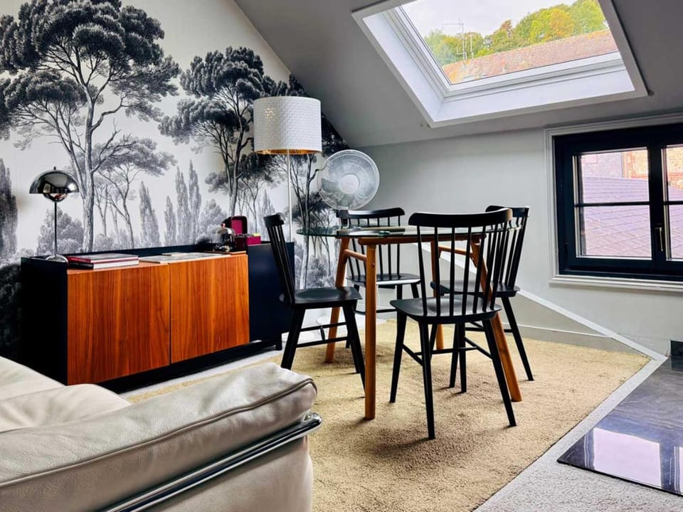 Kitchen or kitchenette, Seating area, Dining area, Breakfast