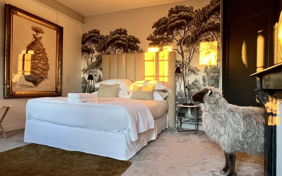 Bed, Coffee/tea facilities, Photo of the whole room, Bedroom, Quiet street view, fireplace