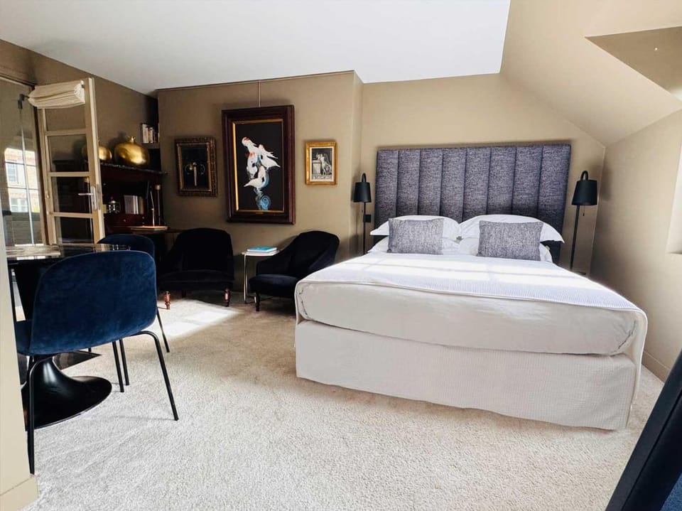 Bed, Photo of the whole room, Seating area, Bedroom