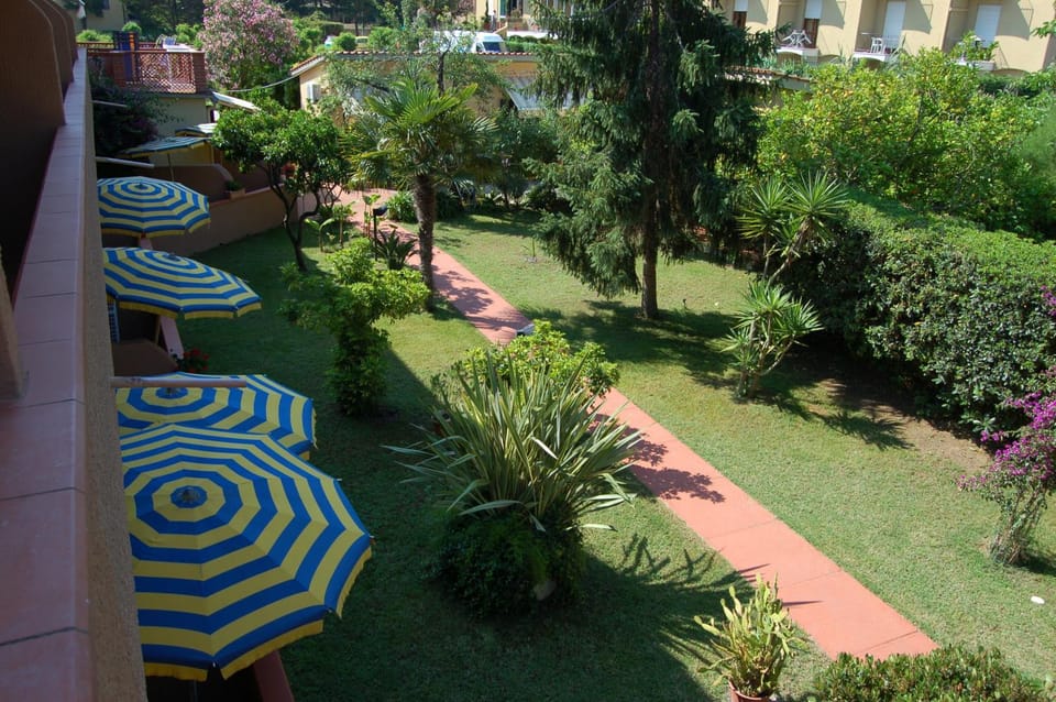 Day, Garden view