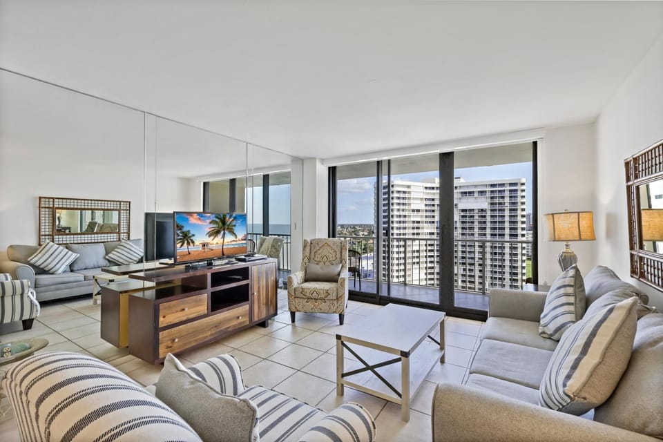 Sun-bright beachfront condo with pool/tennis courts House in Marco Island