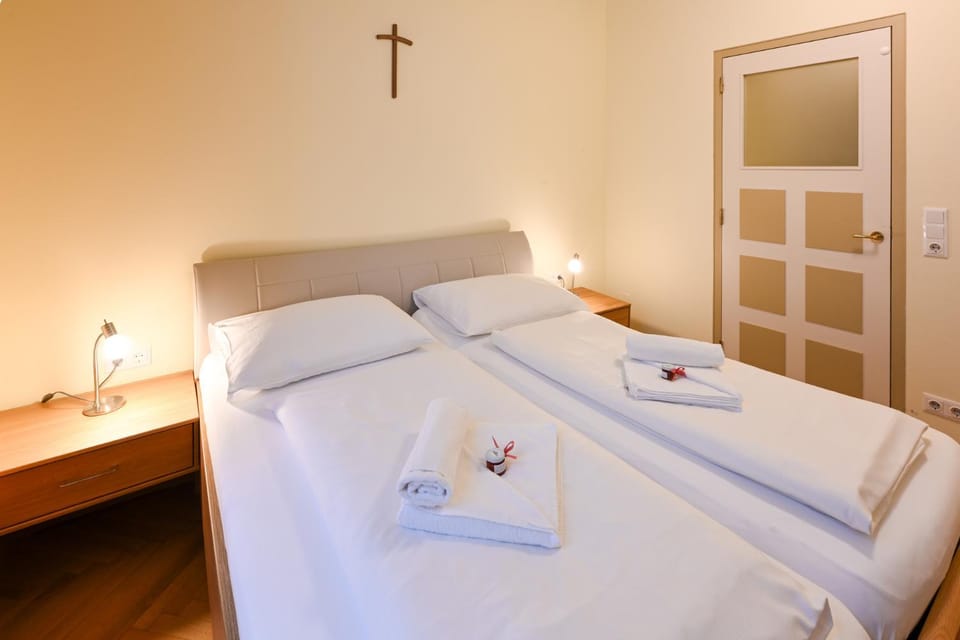 Bed, Photo of the whole room, Bedroom, Family, towels