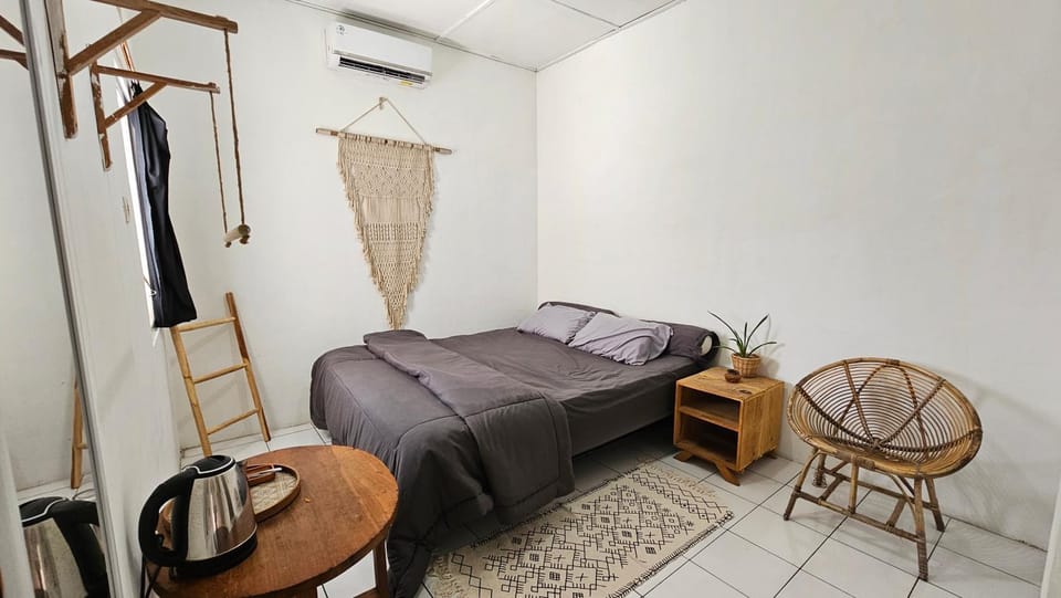 Bed, Seating area, Bedroom