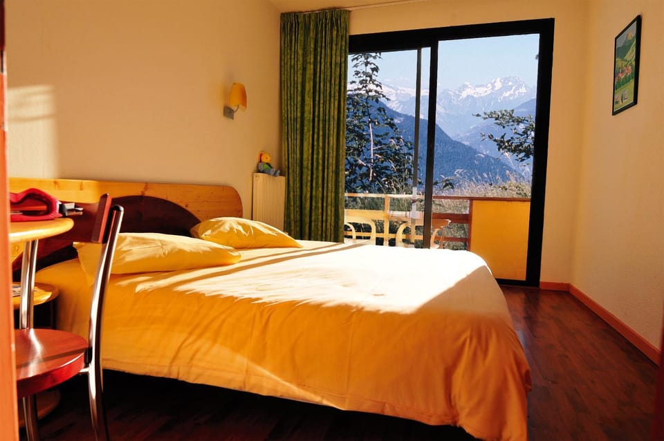 Bedroom, Mountain view