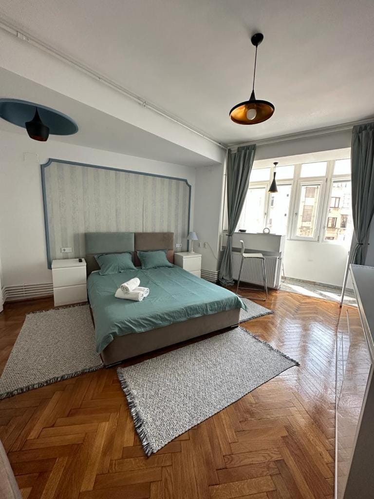 Bed, Photo of the whole room, towels
