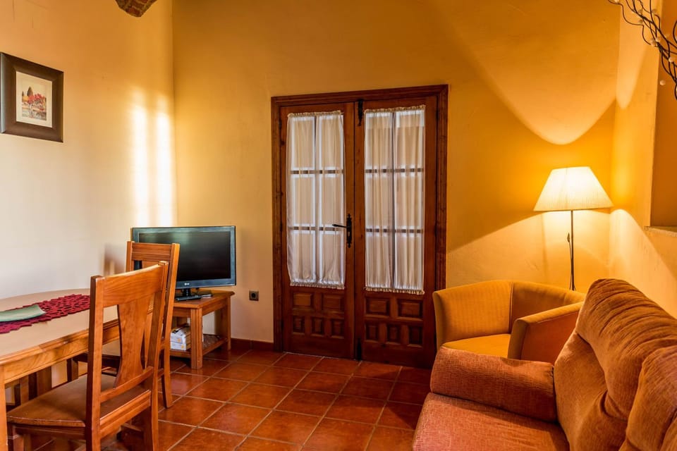 Communal lounge/ TV room, TV and multimedia, Living room, Seating area, Dining area