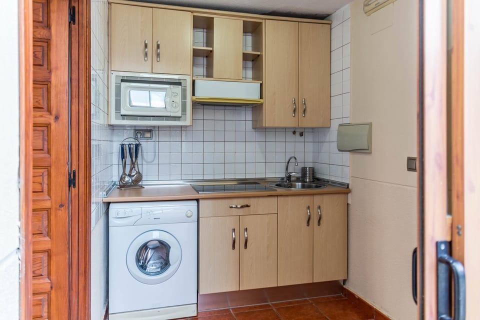 Kitchen or kitchenette, minibar, stove, washing machine
