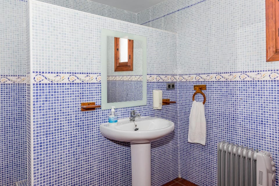 Bathroom, internet, towels