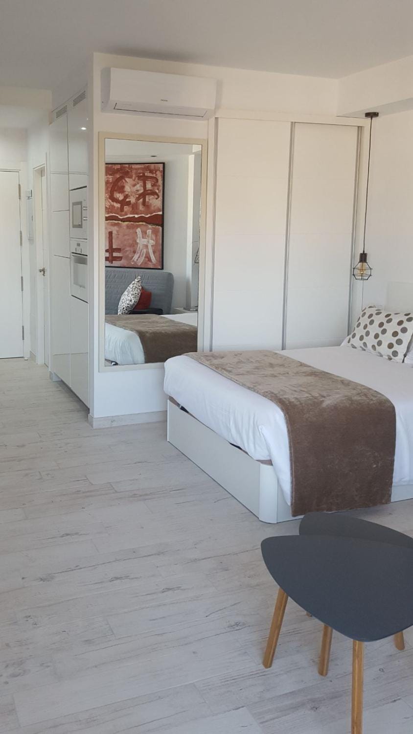 Bed, Living room