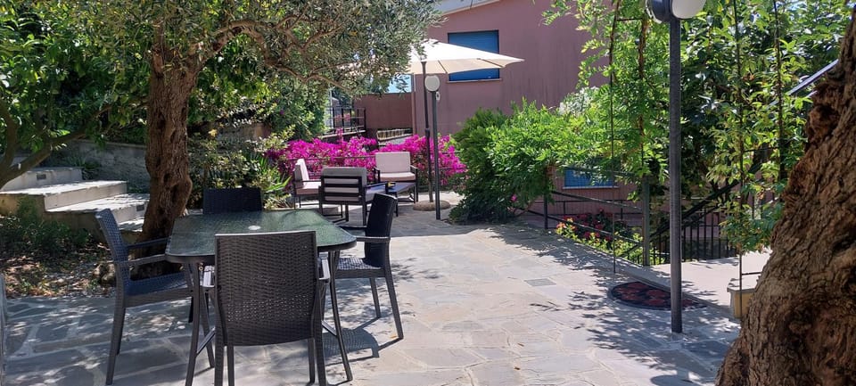Garden, Dining area
