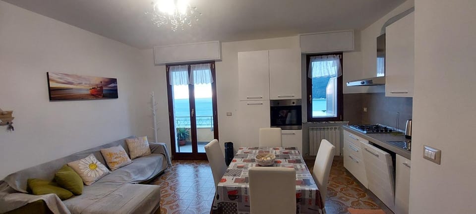 Kitchen or kitchenette, Seating area