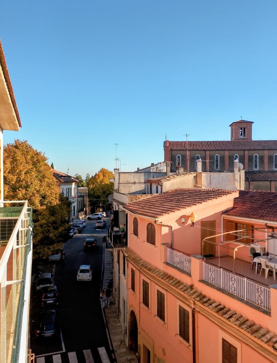 Property building, Day, Neighbourhood, City view, Street view, Location, Parking