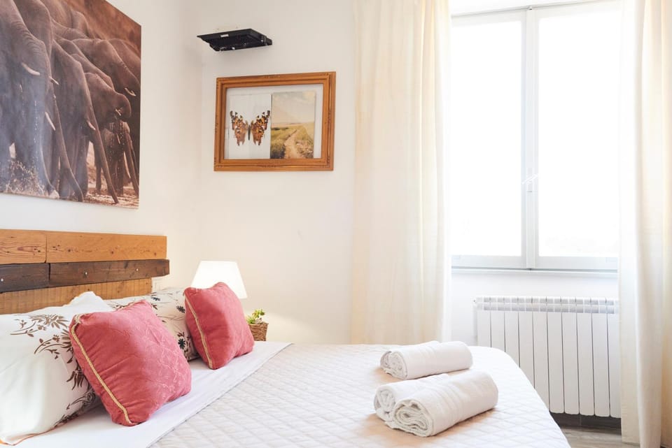 Bed, Photo of the whole room, Bedroom, internet, towels, air conditioner