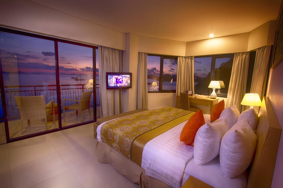 Bed, Natural landscape, TV and multimedia, Bedroom, On site, Sunset, bunk bed