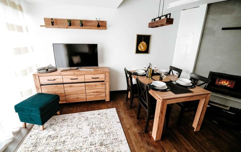 TV and multimedia, Living room, Seating area, Dining area