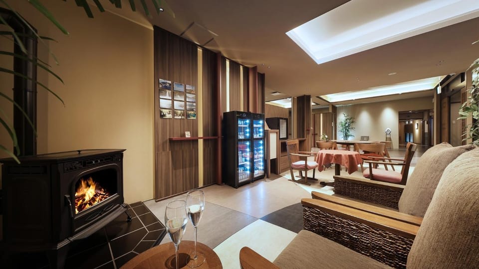 Lounge or bar, fireplace