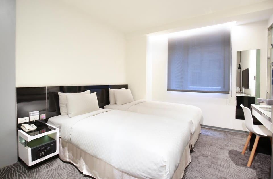 Photo of the whole room, Bedroom