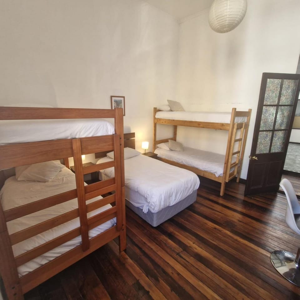 Volta Inn Hostel Bed and Breakfast in Valparaiso