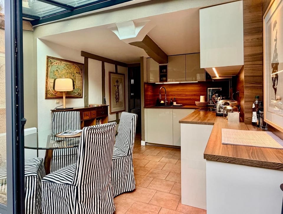 Coffee/tea facilities, Dining area, dishwasher, microwave, oven, pet friendly, stove