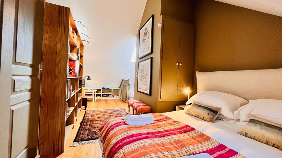 Bed, TV and multimedia, Photo of the whole room, Bedroom, Garden view, children, young children, cot, towels