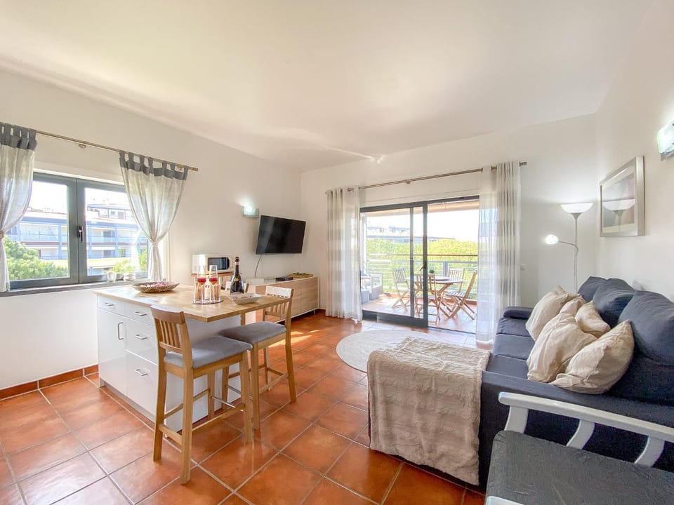 TV and multimedia, Kitchen or kitchenette, Living room, Seating area, Dining area