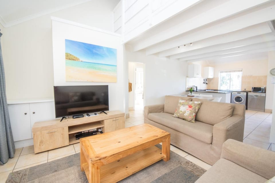 TV and multimedia, Living room, Lounge or bar, Seating area, Dining area