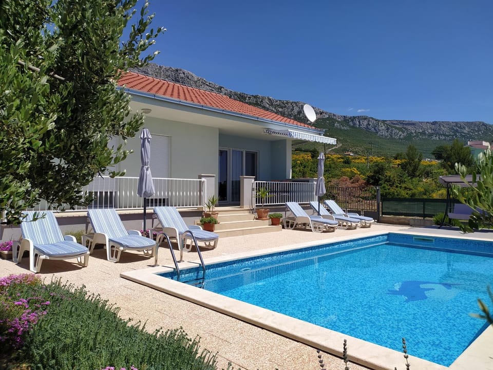 Property building, Patio, Spring, Day, Natural landscape, Mountain view, Pool view, Swimming pool, sunbed