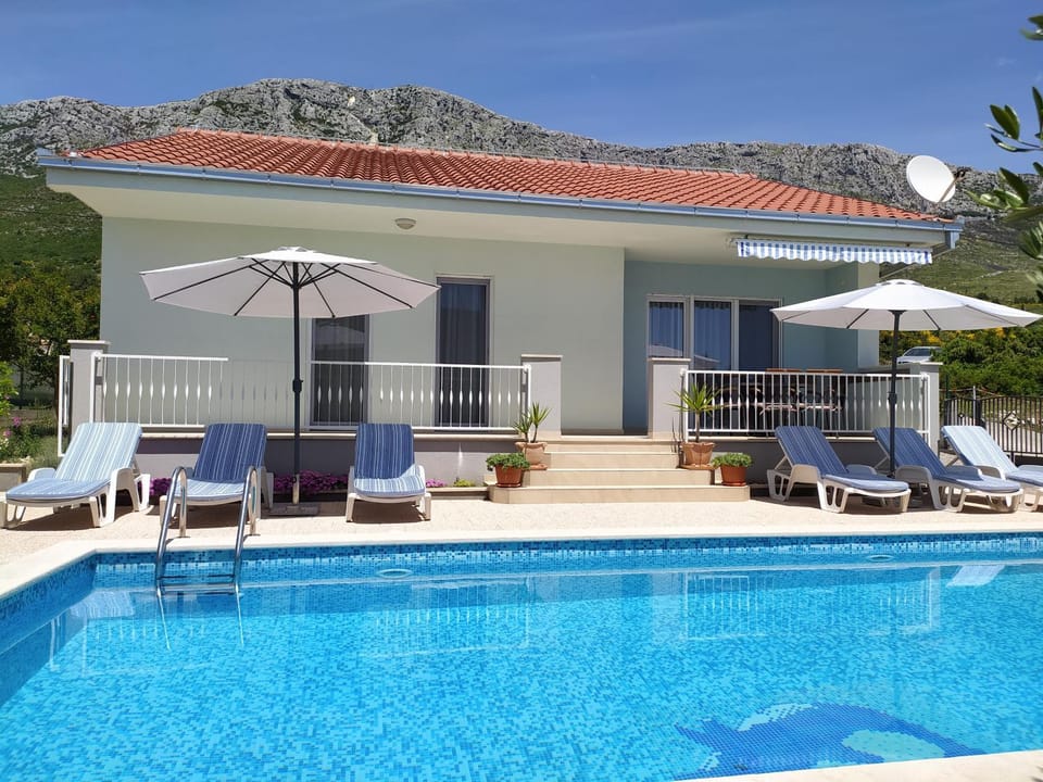 Day, Mountain view, Pool view, Swimming pool, sunbed