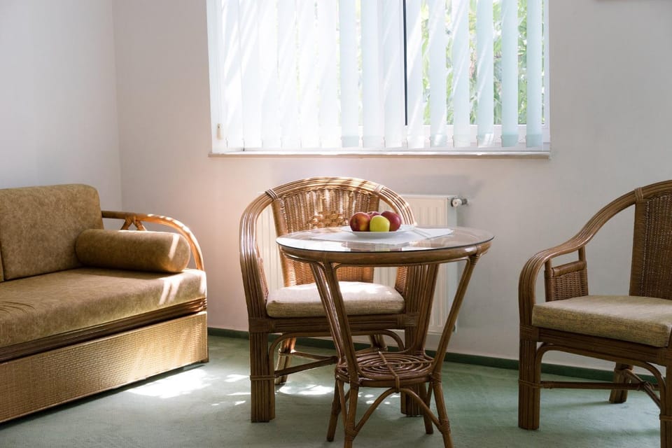 Photo of the whole room, Garden view