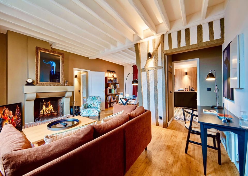 TV and multimedia, Coffee/tea facilities, Living room, Seating area, Dining area, City view, Garden view, Family, Family, fireplace, flat iron