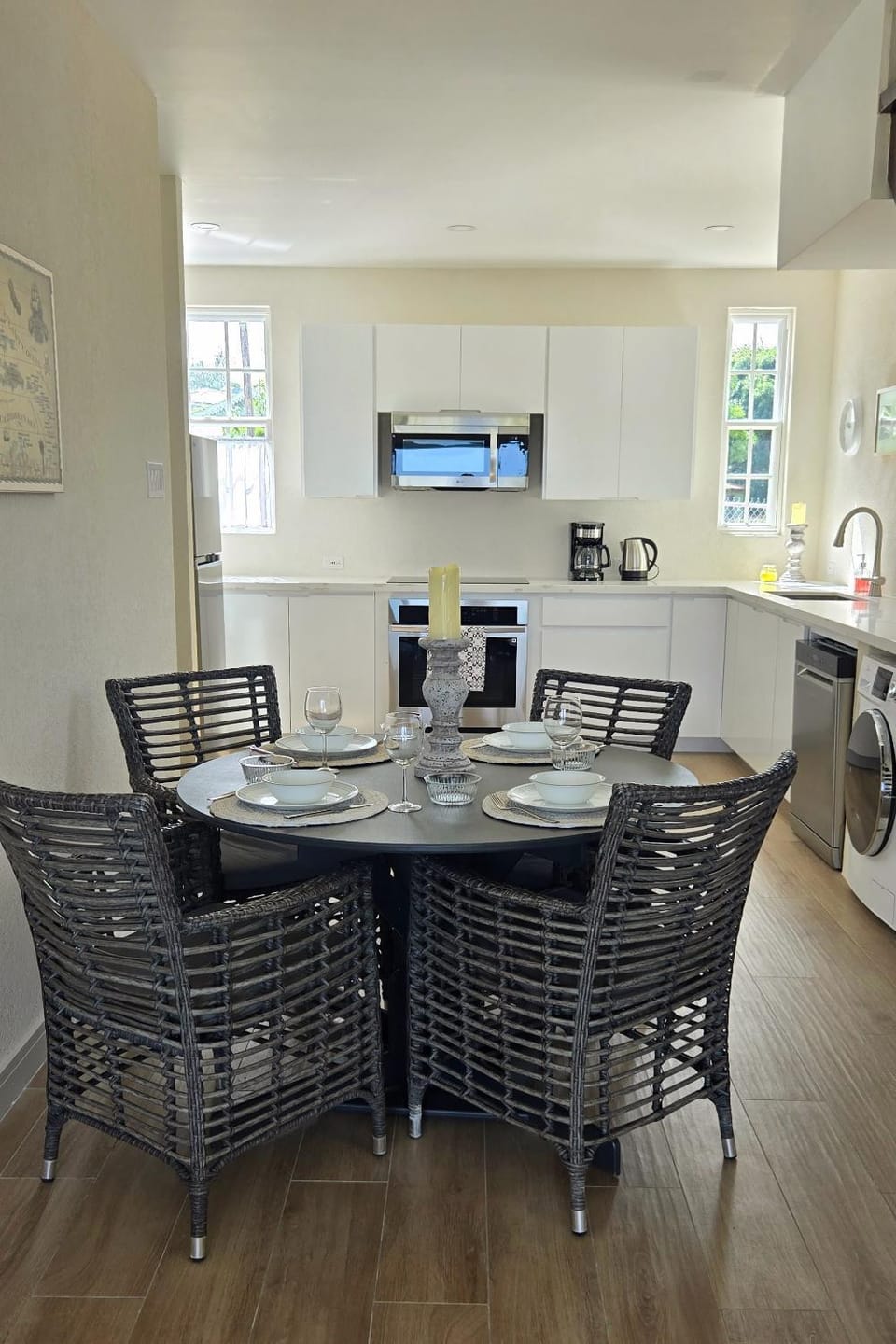 Coffee/tea facilities, Kitchen or kitchenette, Dining area, stove, toaster