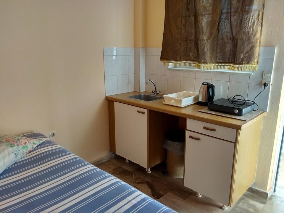 Bed, Kitchen or kitchenette