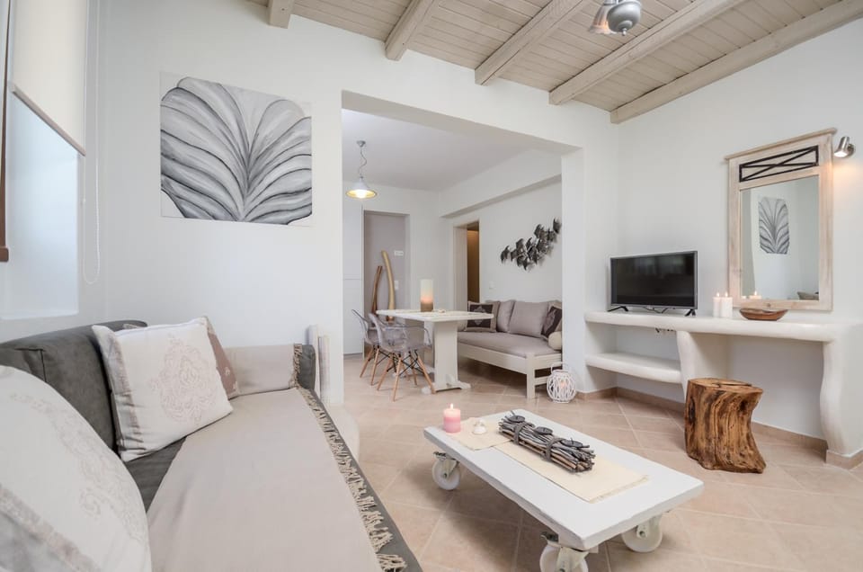 TV and multimedia, Living room, Seating area, Evening entertainment