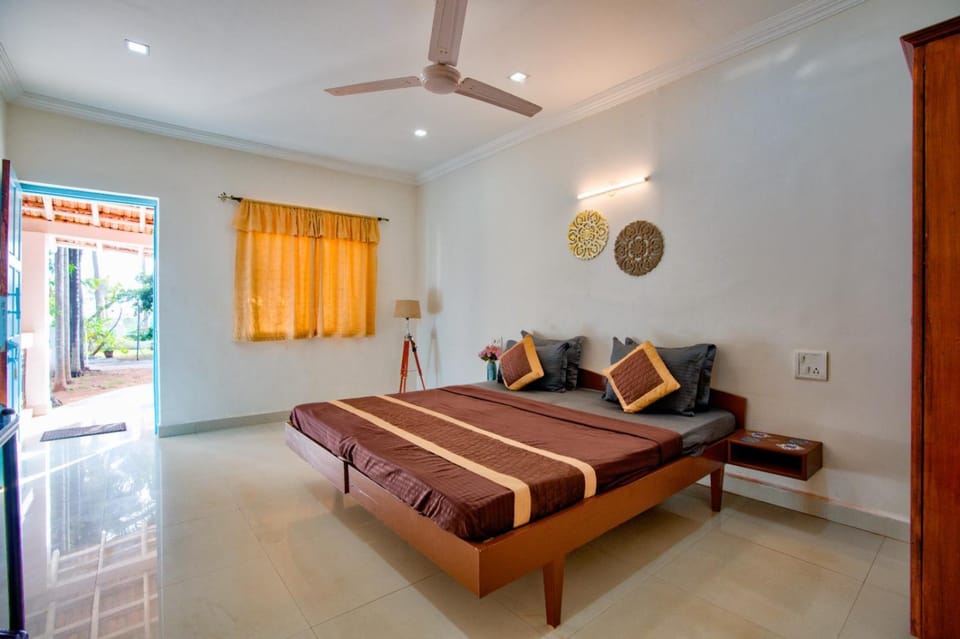 Bed, Living room, Bedroom