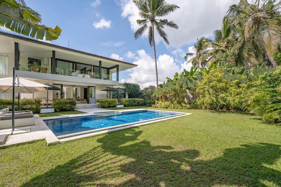 Property building, Patio, Day, Garden, Garden view, Pool view, Swimming pool, sunbed