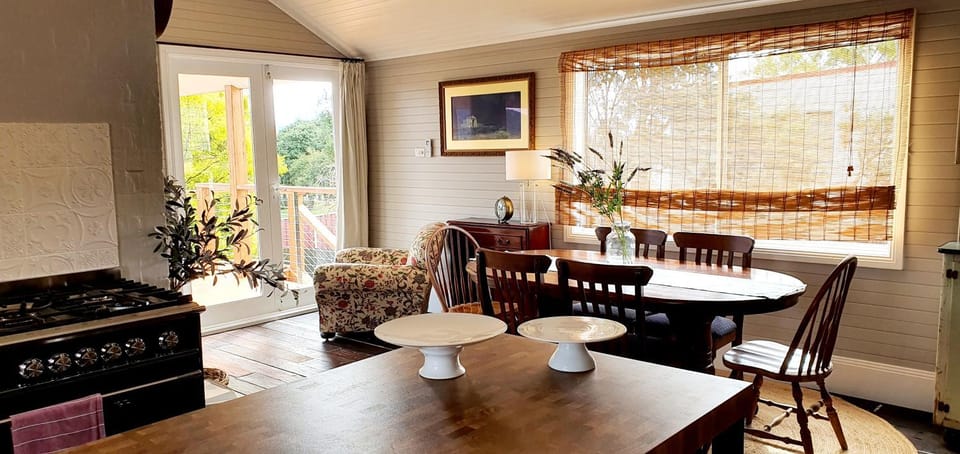 Seating area, Dining area