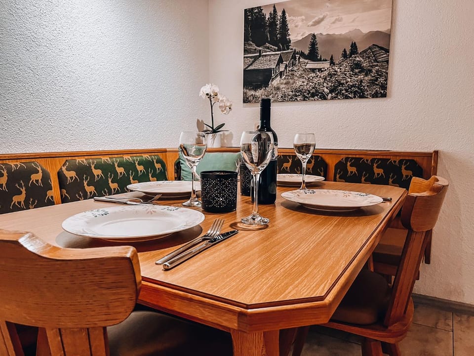 Living room, Food and drinks, Seating area